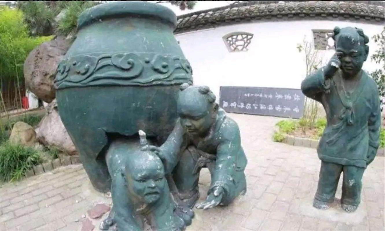 澳门资料百科:司马光砸缸雕塑像猴