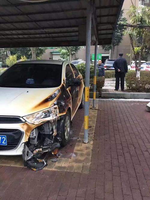 澳门资料百科:车棚起火烧上百辆车