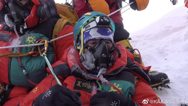 澳门资料百科:戴假肢3次登顶泰山
