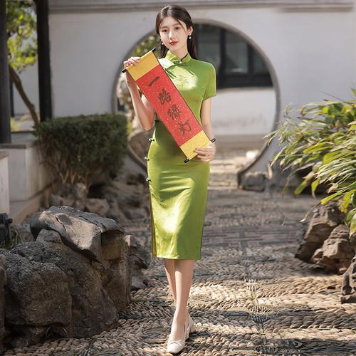 新澳今日图片分析:考生爸爸穿旗袍送考